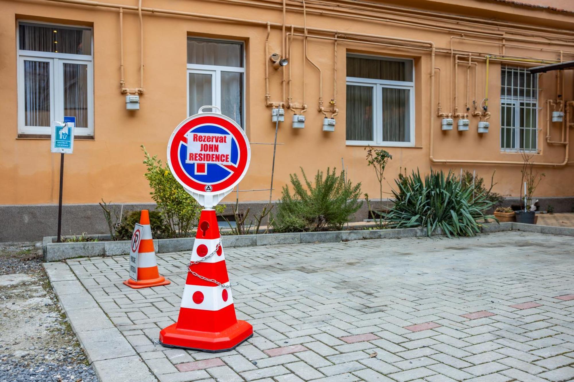 John Residence Apartment Brasov With Parking Option Buitenkant foto